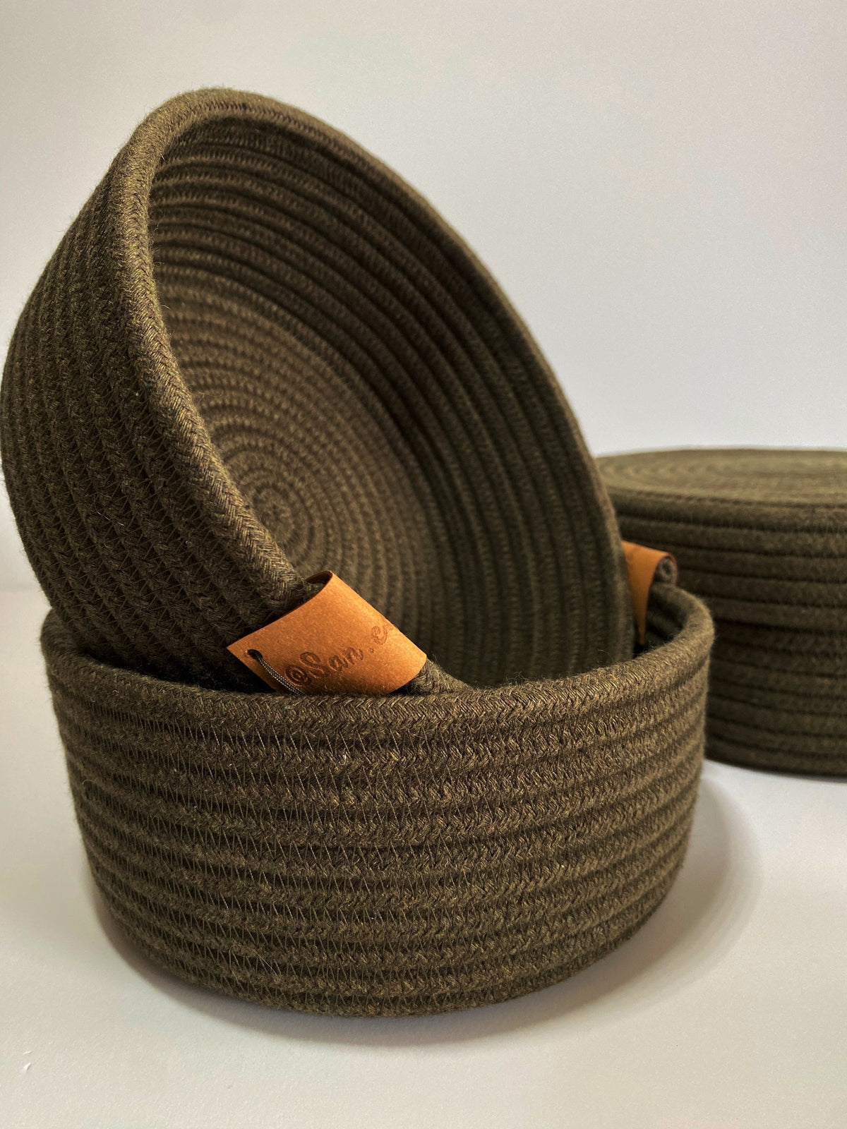 Cesta verde loden como maceta decorativa