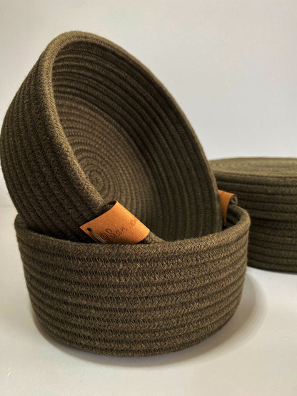 Cesta verde loden como maceta decorativa
