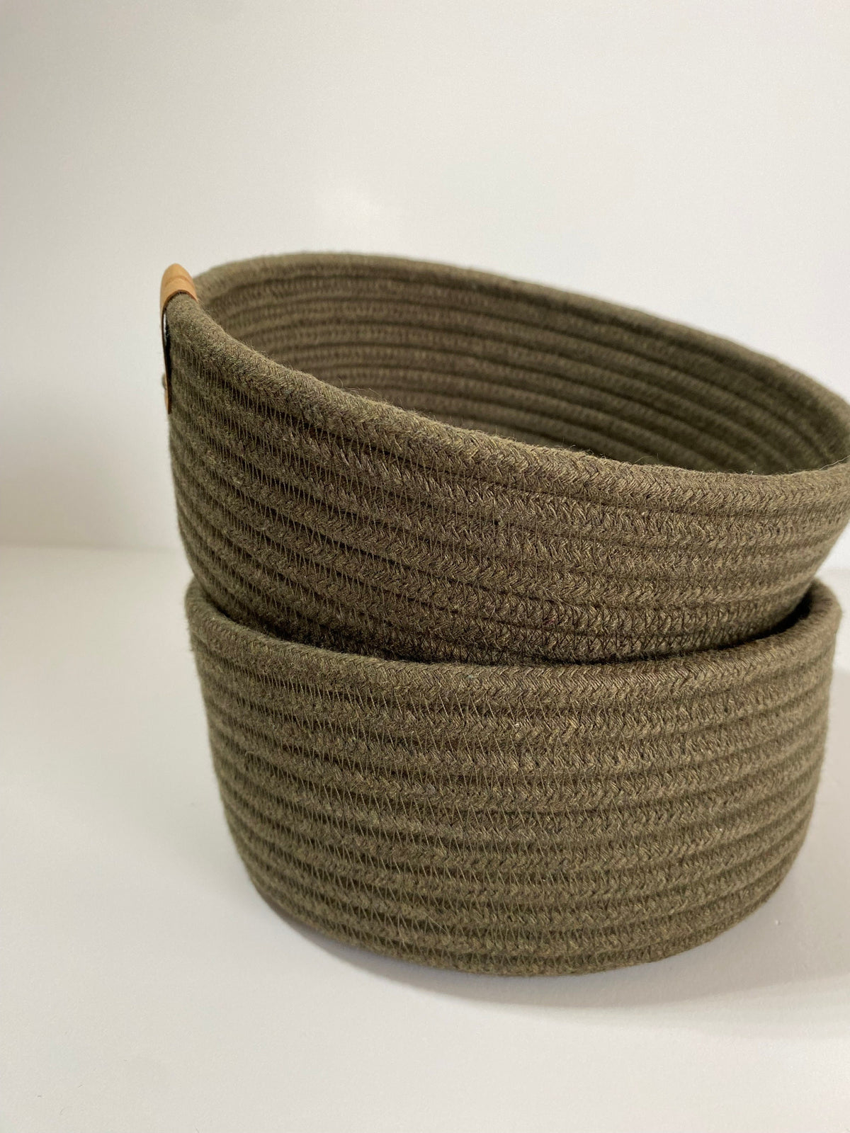 Cesta artesanal verde loden, detalle del borde