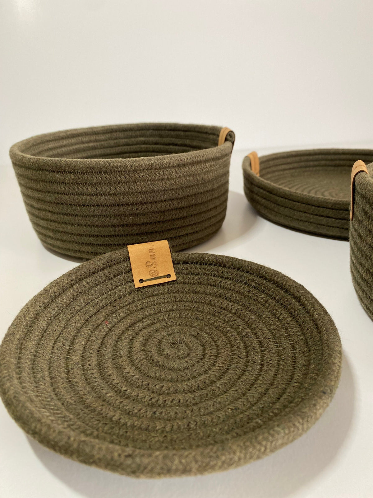Cesta pequeña verde loden hecha a mano en España