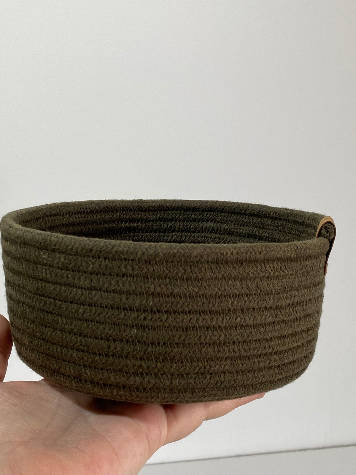 Cesta verde loden como organizador de joyas