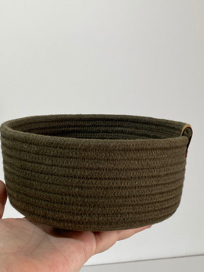 Cesta verde loden como organizador de joyas