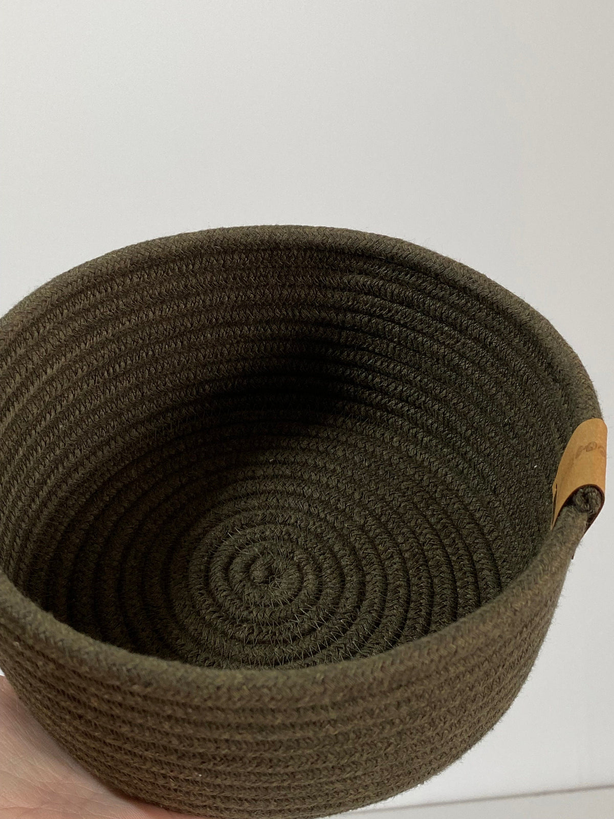 Cesta pequeña de cuerda verde loden, vista lateral