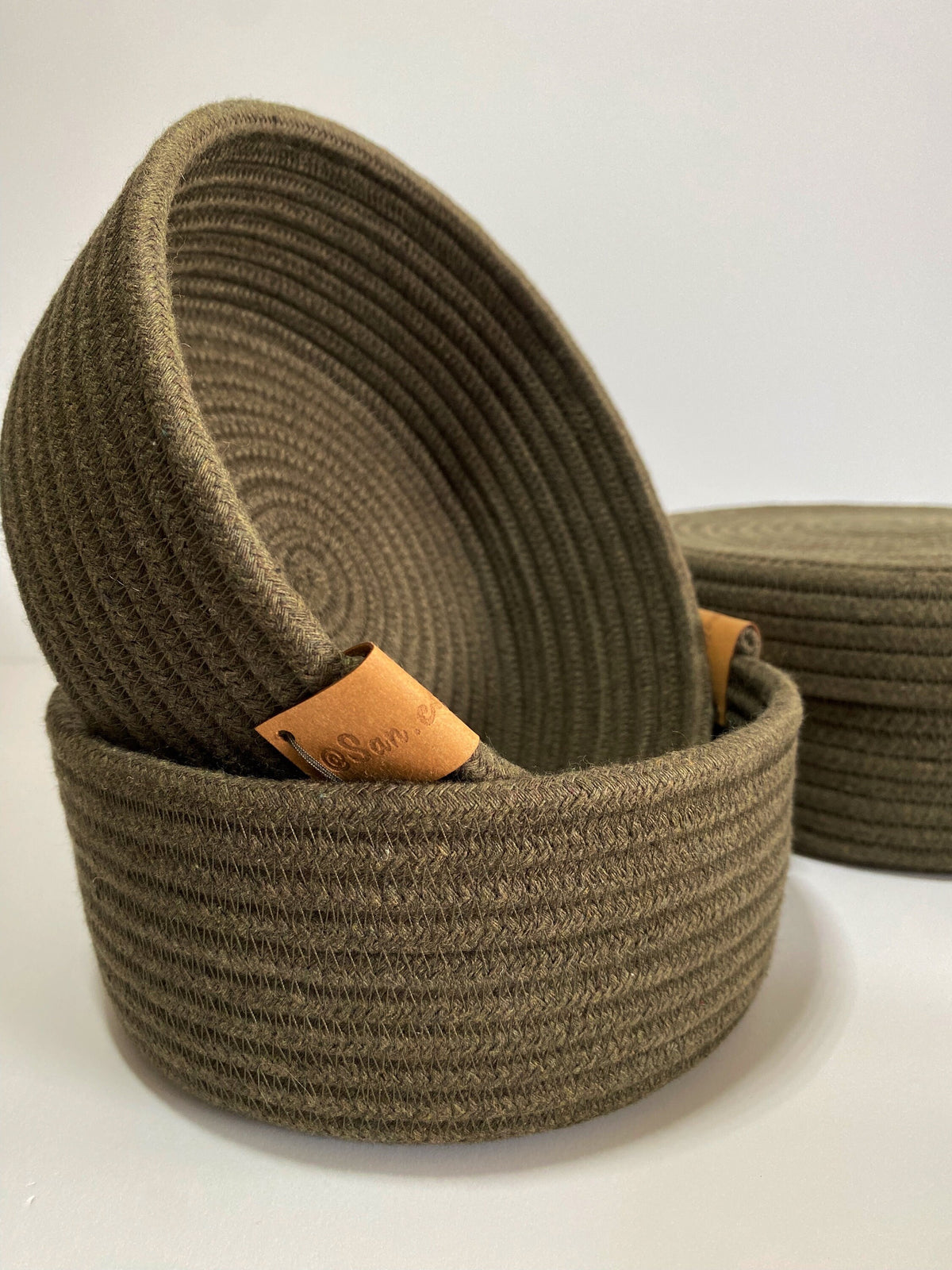 Cesta pequeña verde loden con llaves dentro