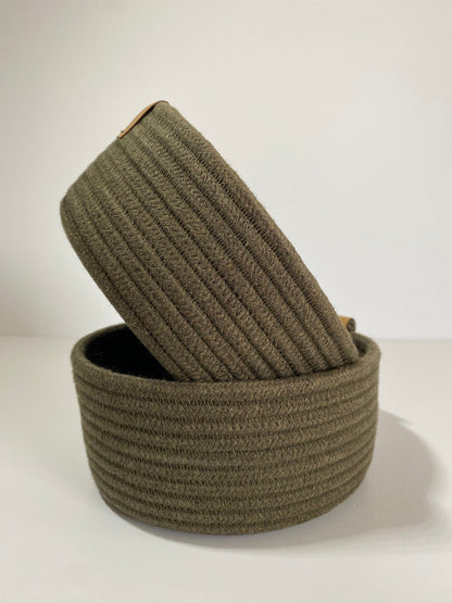 Cesta pequeña de cuerda en verde loden, tejida a mano