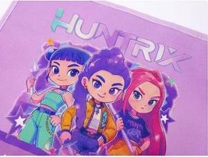 Detalle del estampado del mantel, con tres personajes de estilo anime