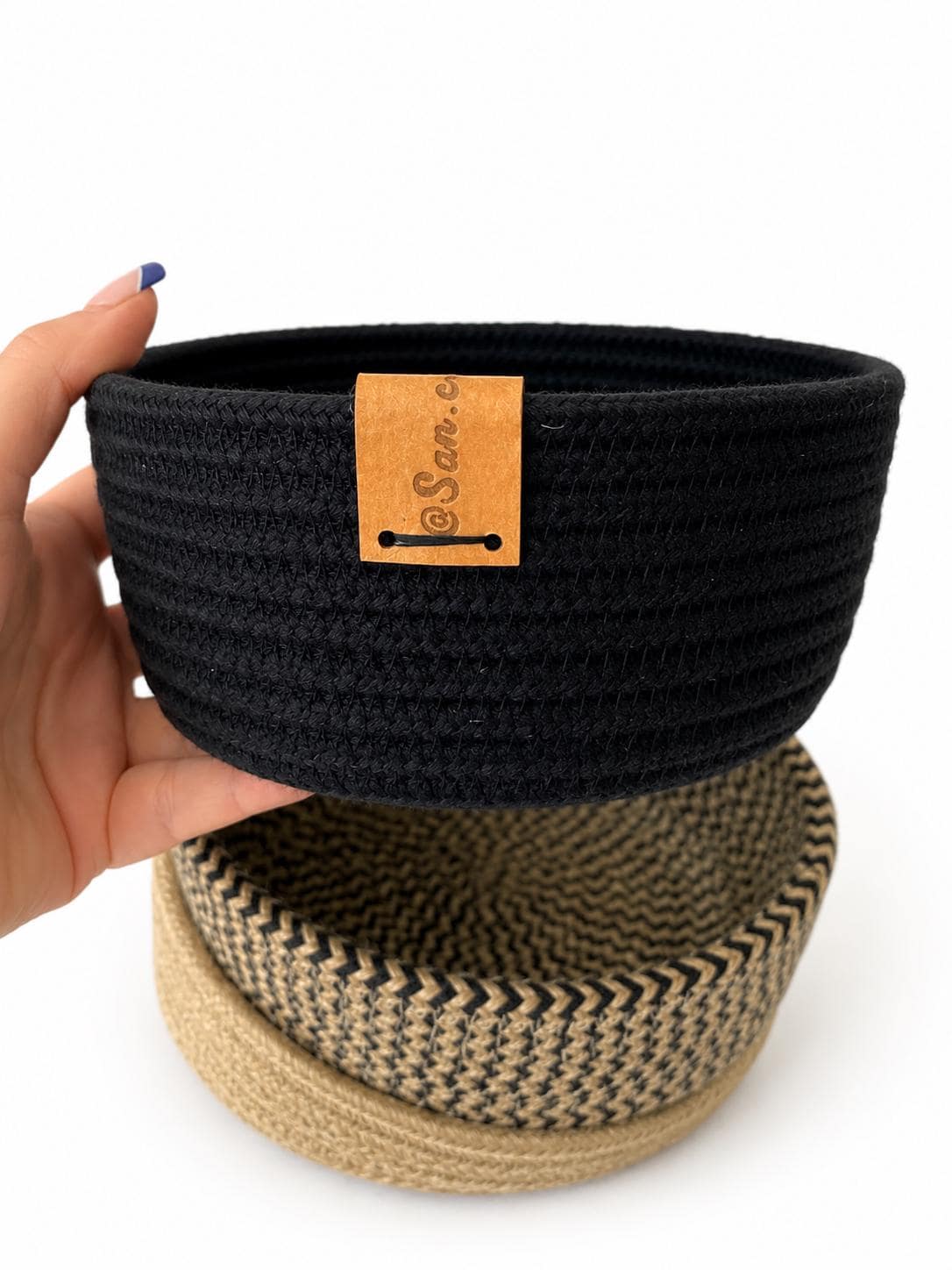 Cesta pequeña de yute con etiqueta de cuero sintético