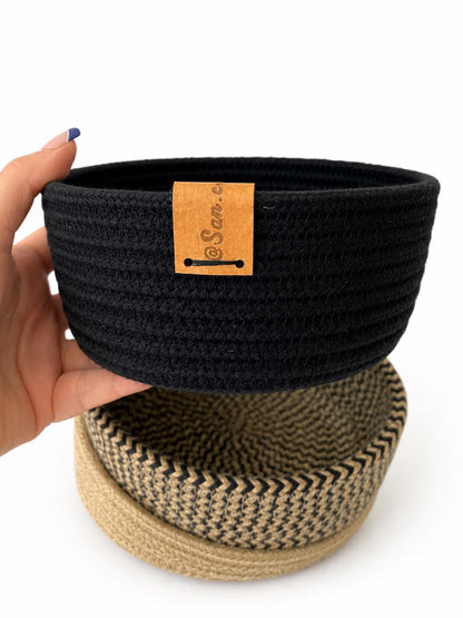 Cesta pequeña de yute con etiqueta de cuero sintético