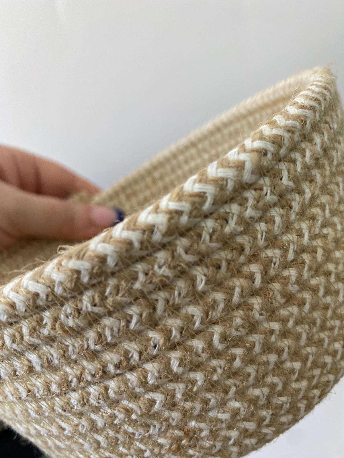Cesta de yute con joyas y cosméticos dentro