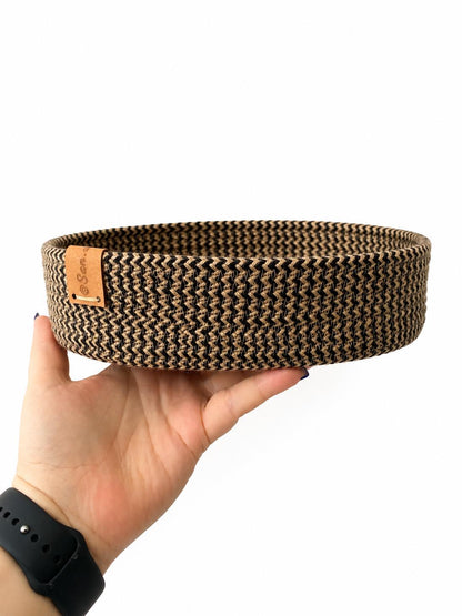 Cesta ovalada de yute usada como organizador decorativo