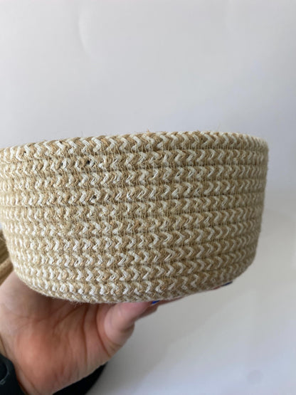Cesta pequeña de yute y algodón, hecha a mano en España