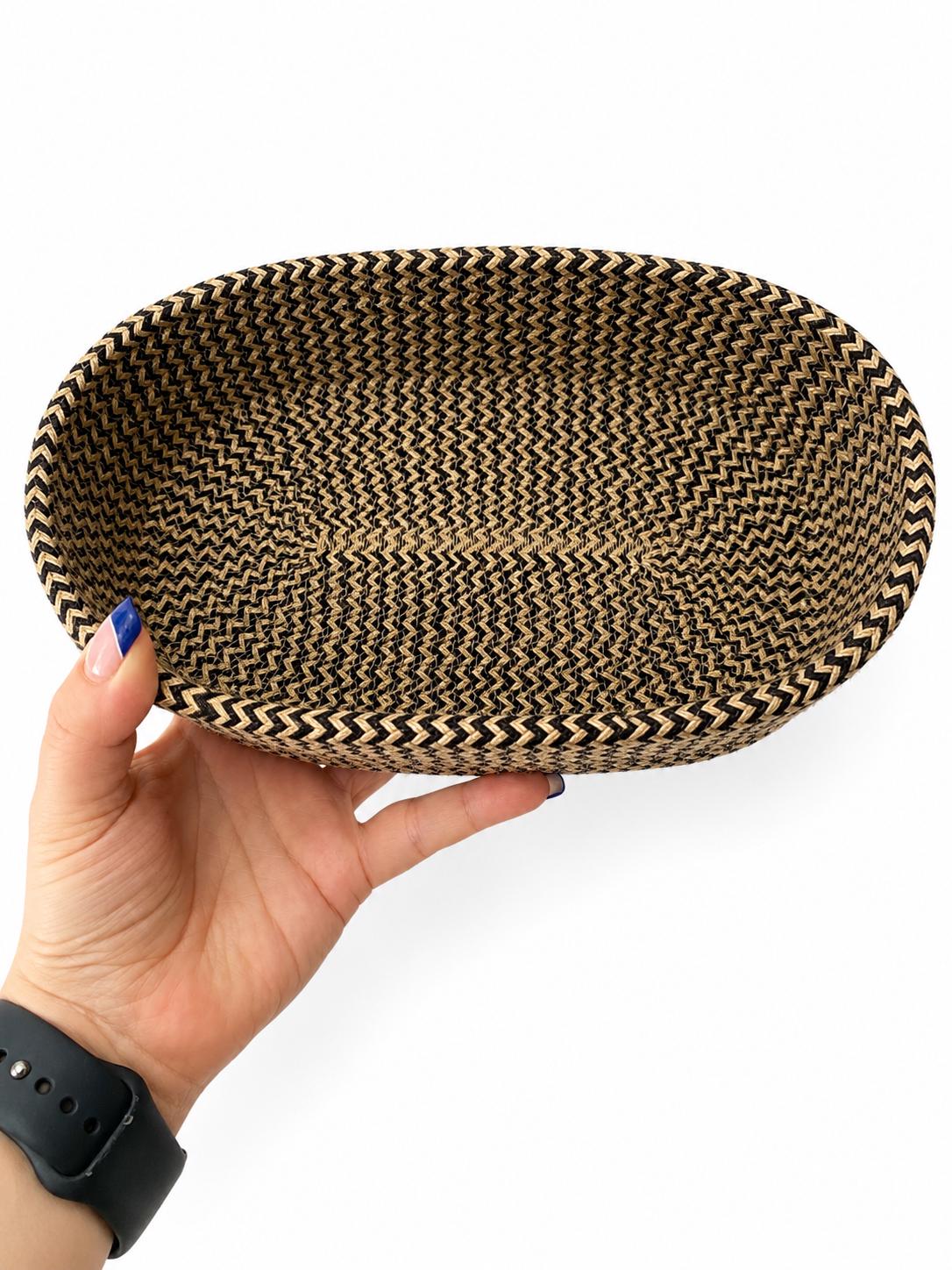 Cesta ovalada tejida a mano con cuerda de algodón y yute natural